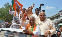 देवरिया में रमापति राम त्रिपाठी का बाहरी के नाम पर विरोध, देखअ...जूता खोरवा का बाप आइल बा.