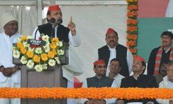 रामलीला में राम-सीता व लक्ष्मण बनने वालों को देंगे पेंशन : अखिलेश यादव