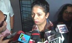 कोलकाता पुलिस  लाल बाजार थाने में मो शमी  की पत्नी हसीनजहां का बयान रिकॉर्ड कर रही है. पुलिस को सारे सबूत हसीनजहां ने सौंप दिए हैं.