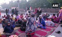 दिल्लीः पुलिस हेडक्वार्टर (ITO) के बाहर बैठे हैं प्रदर्शनकारी। जामिया गोलीबारी की घटना का कर रहे विरोध।