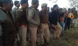 खेत पर पेड़ से लटका मिला कपड़ा व्यापारी का शव