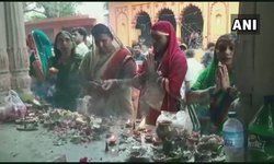 प्रयागराज: नागपंचमी पर आज श्री नाग वासुकी मंदिर दारागंज में भक्त पूजा अर्चना करते हैं। प्रयागराज: नागपंचमी पर आज श्री नाग वासुकी मंदिर दारागंज में भक्त पूजा अर्चना करते हैं।