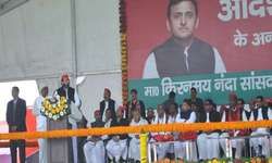 अखिलेश का तंज मैंने टीवी पर देखा इसी सीतापुर के महोली में सांसद व विधायक के बीच जूते चल रहे थे