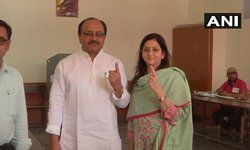 प्रयागराज : उत्तर प्रदेश के मंत्री सिद्धार्थ नाथ सिंह ने वोट डाला ।