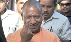 मुख्यमंत्री योगी आदित्यनाथ से सुबह-सुबह से गोरखपुर में अपने मताधिकार का प्रयोग किया