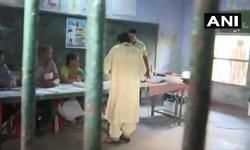 बसपा प्रमुख मायावती ने लखनऊ के सिटी मॉन्टेसरी इंटर कॉलेज में एक मतदान केंद्र पर अपना वोट डाला। बसपा प्रमुख मायावती ने लखनऊ के सिटी मॉन्टेसरी इंटर कॉलेज में एक मतदान केंद्र पर अपना वोट डाला।