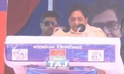 अखिलेश की मौजूदगी में सपा कार्यकर्ताओं पर भड़कीं माया, कहा- बसपा के लोगों से सीखो