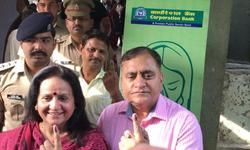 यूपी की 14 सीटों पर वोटिंग जारी, लखनऊ में DGP ओपी सिंह ने डाला वोट