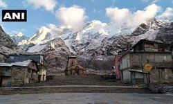 उत्तराखंड: केदारनाथ मंदिर के आसपास पहाड़ों पर बर्फबारी। मंदिर के पट सर्दियों के मौसम के लिए बंद कर दिए गए हैं।