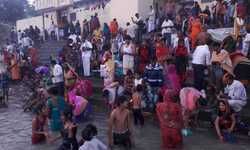 #आस्था_की_खिचड़ी अंबेडकरनगर के गोविंद साहब स्थित पवित्र गोविंद सरोवर में मकर संक्रांति के अवसर पर श्रद्धालुओं ने स्‍नान क‍िया।