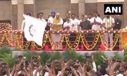 केंद्रीय गृह मंत्री अमित शाह ने गुरुवार को दिल्ली के नेशनल स्टेडियम में रन फॉर यूनिटी को हरी झंडी दिखाई.