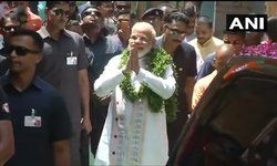 वाराणसी- प्रधानमंत्री नरेंद्र मोदी ने काल भैरव मंदिर में पूजा की; अपना नामांकन दाखिल करने के लिए कलक्ट्रेट कार्यालय के लिए रवाना।