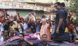 अस्सी घाट के पास पहुँचा प्रधानमंत्री का रोड शो...वाराणसी उमड़ पड़ा, मोदी-मोदी के गगनभेदी नारे से गूंजी काशी