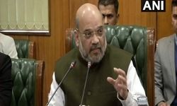 गृह मंत्री अमित शाह ने महाराष्ट्र के सीएम उद्धव ठाकरे से बात की साथ ही महाराष्ट्र सरकार से पूरे प्रकरण पर रिपोर्ट तलब की है। कल तीन साधुओं की पालघर में पीट-पीट कर हत्या के दी गयी थी.