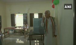 फर्रुखाबाद से कांग्रेस सांसद, सलमान खुर्शीद ने शहर के एक मतदान केंद्र पर अपना वोट डाला।