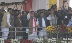 शिवपाल की रैली में अचानक पहुचे मुलायम सिंह यादव, पूरे रमाबाई मैदान में नेताजी के नारो का शोर शिवपाल यादव बेहद खुश शिवपाल की रैली में अचानक पहुचे मुलायम सिंह यादव, पूरे रमाबाई मैदान में नेताजी के नारो का शोर शिवपाल यादव बेहद खुश