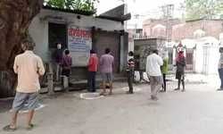 लॉकडाउन, शराब पर्व और मजदूर परिवारों के भूखों मरने की नौबत – प्रोफेसर डॉ. योगेन्द्र यादव लॉकडाउन, शराब पर्व और मजदूर परिवारों के भूखों मरने की नौबत – प्रोफेसर डॉ. योगेन्द्र यादव