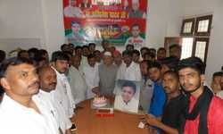 सपा राष्ट्रीय अध्यक्ष के जन्मदिन पर केक काटकर दी  गई शुभकामनाएं