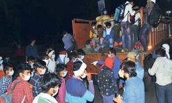 लॉकडाउन में निजी डग्गामार वाहनों की चांदी,फंसे लोगों से 3 गुना तक वसूल रहे किराया,यूपी रोडवेज की बसें सड़क से नदारद हैं,पुलिस,आरटीओ कार्रवाई नहीं कर रही है। लॉकडाउन में निजी डग्गामार वाहनों की चांदी,फंसे लोगों से 3 गुना तक वसूल रहे किराया,यूपी रोडवेज की बसें सड़क से नदारद हैं,पुलिस,आरटीओ कार्रवाई नहीं कर रही है।