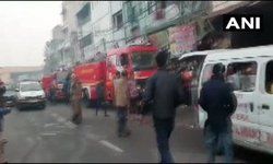 दिल्ली: अनाज मंडी, रानी झाँसी रोड के एक घर में आज तड़के आग लग गई, 11 लोगों को बचाया गया; मौके पर मौजूद 15 फायर टेंडर दिल्ली: अनाज मंडी, रानी झाँसी रोड के एक घर में आज तड़के आग लग गई, 11 लोगों को बचाया गया; मौके पर मौजूद 15 फायर टेंडर