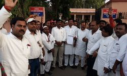 कानून व्यवस्था के सवाल पर आक्रामक हुई समाजवादी पार्टी.. कानून व्यवस्था नहीं संभली तो सपाई करेंगे थानों पर हल्ला बोल। कानून व्यवस्था के सवाल पर आक्रामक हुई समाजवादी पार्टी.. कानून व्यवस्था नहीं संभली तो सपाई करेंगे थानों पर हल्ला बोल।