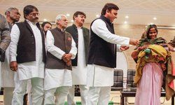 हम नोटबंदी का जश्न नहीं, खजांची का जन्मदिन जरूर मनायेंगे: अखिलेश यादव हम नोटबंदी का जश्न नहीं, खजांची का जन्मदिन जरूर मनायेंगे: अखिलेश यादव