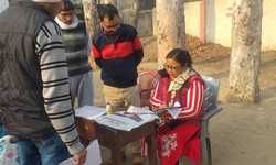 तहसीलदार ने किया बूथों का निरीक्षण