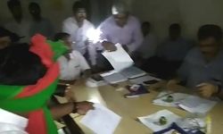 मोबाइल की टॉर्च जलाकर हुआ नामांकन गोविंद नगर से सपा प्रत्याशी ने मोबाइल की टॉर्च की रोशनी में नामांकन किया, कलेक्ट्रेट में बिजली जाने से फैली अवव्यवस्था, डीएम कार्यालय में सुबह से नहीं है बिजली,
