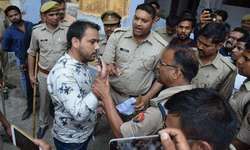 वोट डालने आए युवक ने किया एएसपी से सवाल, पड़ी फटकार