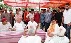 रामगोपाल यादव व शिवपाल सिंह यादव ने भंडारे में एक साथ