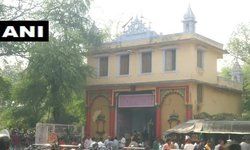 वाराणसी के संकट मोचन मंदिर को आज से 25 मार्च तक के लिए बंद कर दिया गया है। वाराणसी के संकट मोचन मंदिर को आज से 25 मार्च तक के लिए बंद कर दिया गया है।