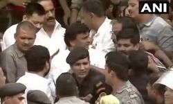 उत्तर प्रदेश के पूर्व मुख्यमंत्री अखिलेश यादव और बिहार के पूर्व उपमुख्यमंत्री तेजस्वी यादव भी एम करुणानिधि के अंतिम दर्शन करने पहुंचे।