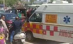 भाजपा प्रत्‍याशी के रोड शो में 15 मिनट फंसी रही गर्भवती को ले जा रही एंबुलेंस