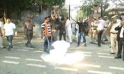 SC के बाहर हिन्दू संगठन ने फोड़े पटाखे, 14 हिरासत में