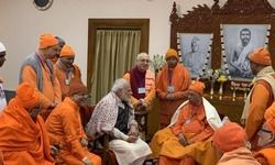 पश्चिम बंगाल के हावड़ा जिले में स्थित रामकृष्ण मिशन के मुख्यालय बेलूर मठ पहुंचे पीएम मोदी.संतों से की मुलाकात