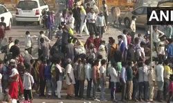 दिल्ली: उत्तर प्रदेश सीमा पर प्रवासी मजदूर इकट्ठा औरैया हादसे के बाद, यूपी सरकार ने अपने जिला मजिस्ट्रेटों को पैदल चलने वाले प्रवासियों के लिए बसों की व्यवस्था करने का आदेश दिया है।