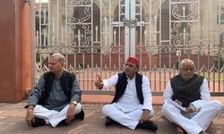 लखनऊ : उन्नाव की बेटी के लिए धरने पर बैठे सपा सुप्रीमों अखिलेश यादव विधानसभा पर, अखिलेश ने 2 मिनट का मौन व्रत रखा।