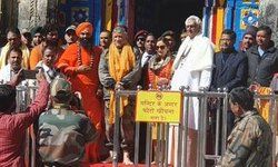 उत्तराखंड: सेना प्रमुख जनरल बिपिन रावत अपनी पत्नी मधुलिका रावत के साथ आज केदारनाथ मंदिर गए। सेना प्रमुख का बद्रीनाथ जाने का भी कार्यक्रम है