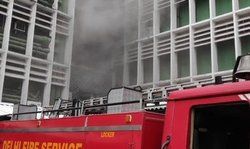 दिल्लीः AIIMS में दूसरी मंजिल पर लगी आग, फायर ब्रिगेड की गाड़ियां मौके पर।