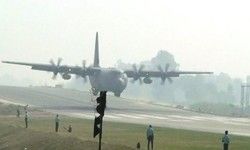 अखिलेश के ड्रीम प्रोजेक्ट आगरा-लखनऊ एक्सप्रेस-वे पर लड़ाकू विमानों का करतब, दुनिया देख रही है भारत का दम अखिलेश के ड्रीम प्रोजेक्ट आगरा-लखनऊ एक्सप्रेस-वे पर लड़ाकू विमानों का करतब, दुनिया देख रही है भारत का दम