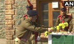 जम्मू-कश्मीरः श्रीनगर में आतंकियों द्वारा किए गए ग्रेनेड हमले में शहीद हुए CISF के ASI राजेश कुमार को श्रद्धांजलि अर्पित की गई।