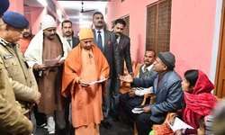 गोरखपुर में फरियादियों से मिलकर लखनऊ रवाना हुए CM योगी