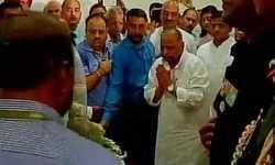 मुलायम सिंह यादव ने पूर्व प्रधानमंत्री अटल बिहारी वाजपेयी को श्रद्धांजलि दी. मुलायम सिंह यादव ने पूर्व प्रधानमंत्री अटल बिहारी वाजपेयी को श्रद्धांजलि दी.