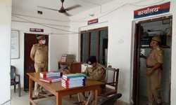 वाराणसी : एसएसपी अमित पाठक चौबेपुर थाने पहुंचे। अभिलेखों के निरीक्षण के दौरान कमियां पाये जाने पर मातहतों को लगाई फटकार। शिकायती पत्रों के बिंदुवार मेंटेन न होना बनी कप्तान के नाराजगी की वजह वाराणसी : एसएसपी अमित पाठक चौबेपुर थाने पहुंचे। अभिलेखों के निरीक्षण के दौरान कमियां पाये जाने पर मातहतों को लगाई फटकार। शिकायती पत्रों के बिंदुवार मेंटेन न होना बनी कप्तान के नाराजगी की वजह