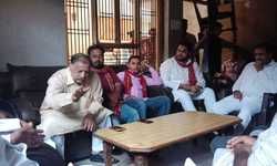 नूरपूर उपचुनाव : नूरपूर सिटी में डोर टू डोर सपा प्रत्याशी के लिए वोट मांगने गये सपा विधायक हाजी इकराम कुरैशी