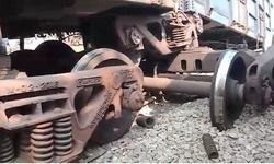 वाराणसी : सीडीओ केबिन के पास मालगाड़ी डिरेल, आउटर पर मालगाड़ी का 2 डिब्बे उतरे, शिवपुर-जौनपुर-अयोध्या मार्ग बाधित, रेलवे के अधिकारी वैगन हटाने में जुटे, कैंट रेलवे जंक्शन के आउटर का मामला.