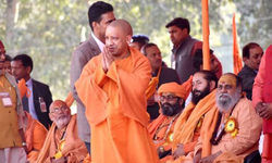 प्रतिबंध के दौरान कल वाराणसी आ सकते हैं सीएम योगी, मंदिरों में करेंगे दर्शन, डोम राजा के यहां भी जा सकते हैं