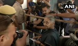 दिल्ली: दिल्ली के पूर्व सीएम और उत्तर-पूर्वी दिल्ली से कांग्रेस की उम्मीदवार शीला दीक्षित ने निजामुद्दीन (पूर्व) के मतदान केंद्र पर अपना वोट डाला।