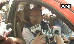 दिल्लीः ऑड-ईवन स्कीम का विरोध करने के लिए ऑड नंबर की गाड़ी लेकर निकले बीजेपी सांसद विजय गोयल। ऑड-ईवन नियम तोड़ने के लिए  चालान काटा गया।