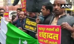 वाराणसी: स्थानीय लोगों ने पाकिस्तान और आतंकवादी संगठन जैश-ए-मोहम्मद के प्रमुख मसूद अजहर के खिलाफ विरोध प्रदर्शन किया वाराणसी: स्थानीय लोगों ने पाकिस्तान और आतंकवादी संगठन जैश-ए-मोहम्मद के प्रमुख मसूद अजहर के खिलाफ विरोध प्रदर्शन किया